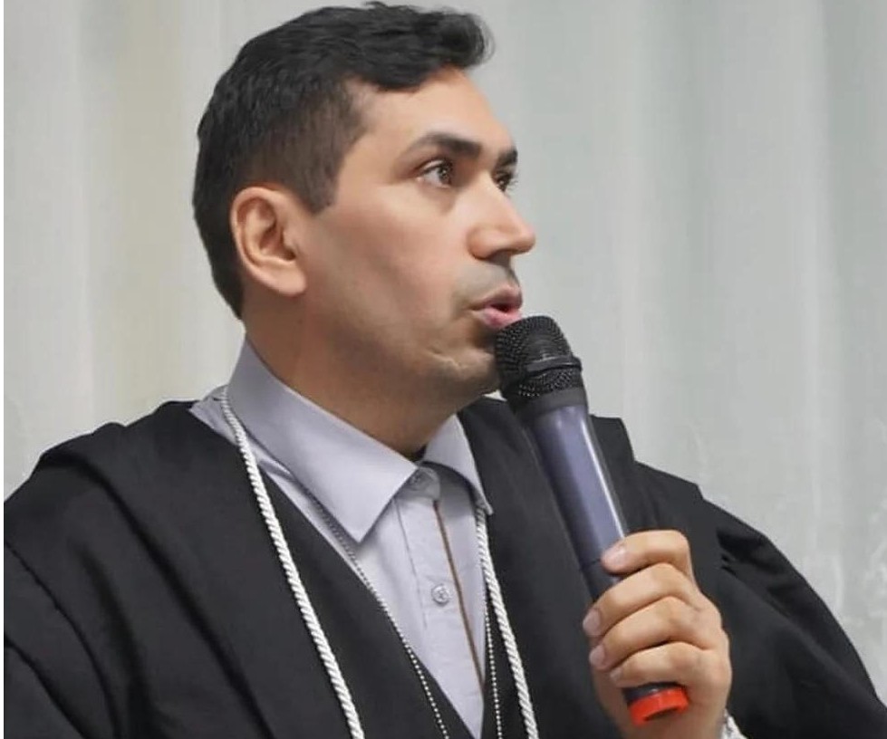 Presidente do Grupo UNIEV ministrando ao microfone
